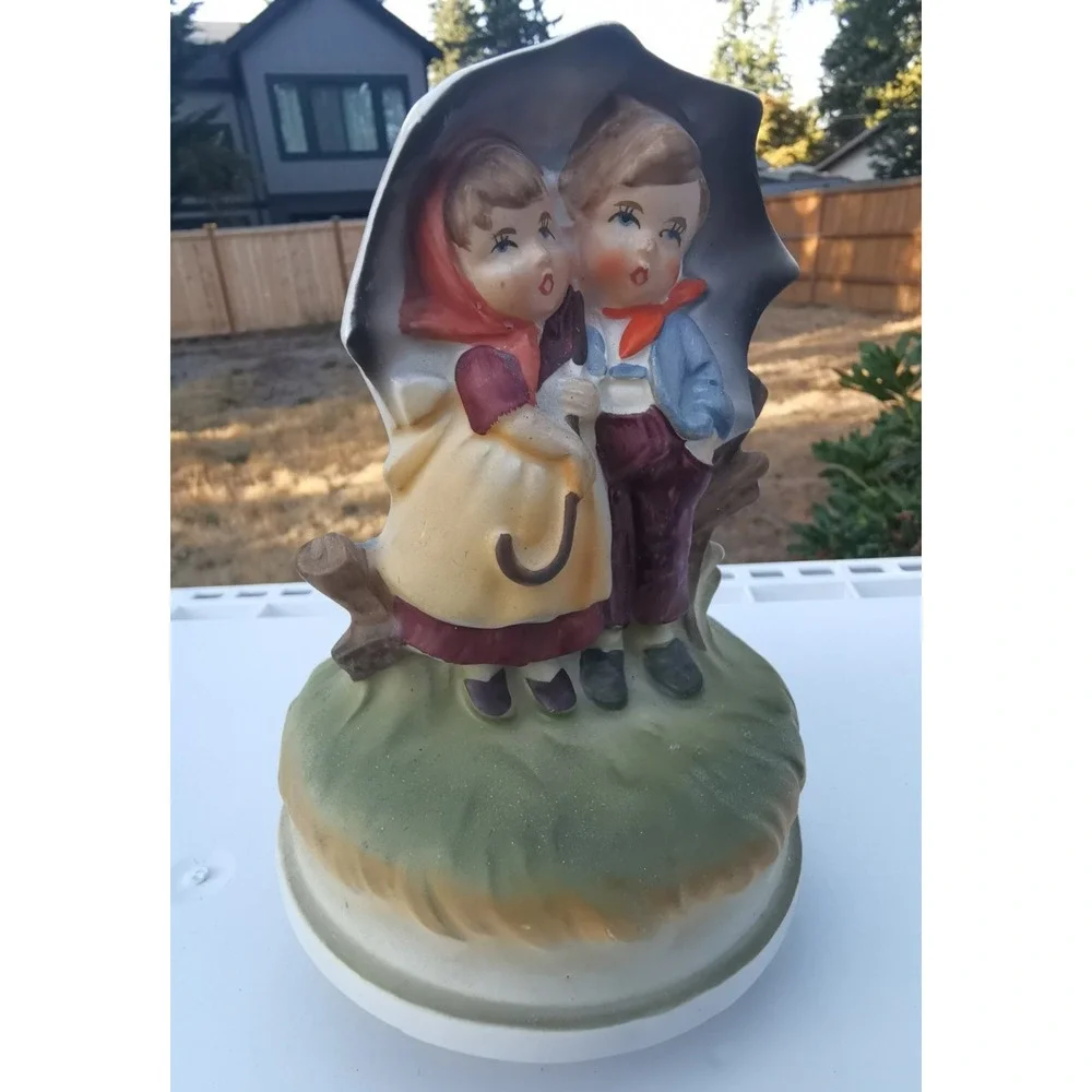 Vintage Sankyo Japan Girl And Boy Musical Figurine